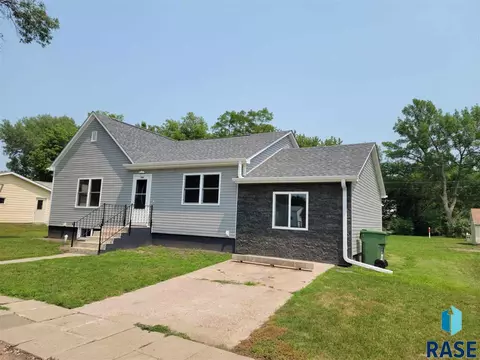708 S Poplar St, Freeman, SD 57029 photo 2