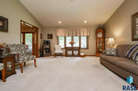 2017 S Queens Ave, Sioux Falls, SD 57106 photo 4