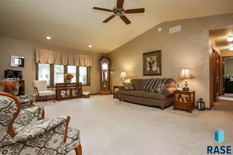 2017 S Queens Ave, Sioux Falls, SD 57106 photo 6