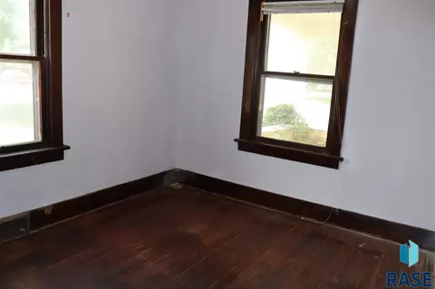 111 N Division Ave, Madison, SD 57042 photo 17