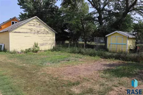 111 N Division Ave, Madison, SD 57042 photo 6