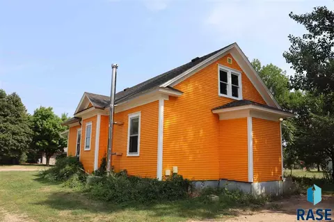111 N Division Ave, Madison, SD 57042 photo 4