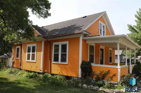 111 N Division Ave, Madison, SD 57042 photo 2
