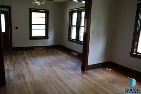 111 N Division Ave, Madison, SD 57042 photo 13