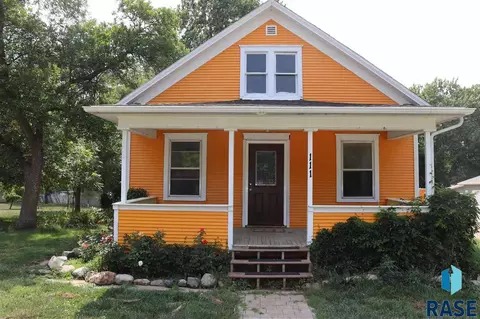 111 N Division Ave, Madison, SD 57042 photo 1