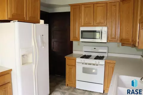 111 N Division Ave, Madison, SD 57042 photo 9