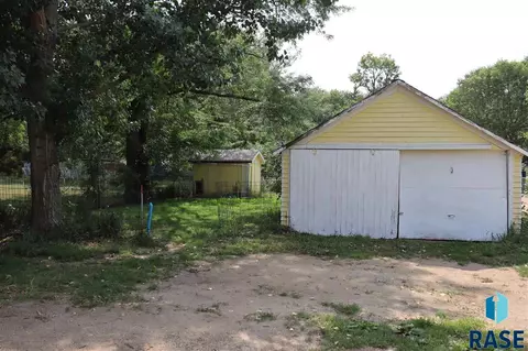 111 N Division Ave, Madison, SD 57042 photo 5