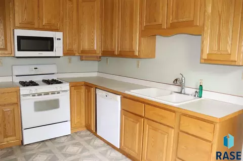 111 N Division Ave, Madison, SD 57042 photo 8