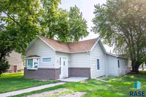 1016 S Rowley St, Mitchell, SD 57301 photo 1