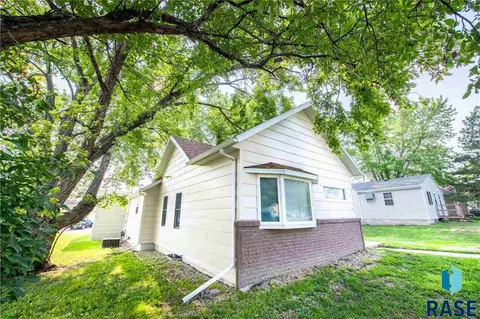 1016 S Rowley St, Mitchell, SD 57301 photo 2