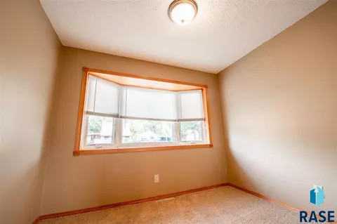 1016 S Rowley St, Mitchell, SD 57301 photo 8