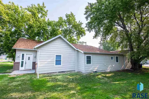 1016 S Rowley St, Mitchell, SD 57301 photo 4