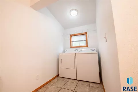 1016 S Rowley St, Mitchell, SD 57301 photo 18