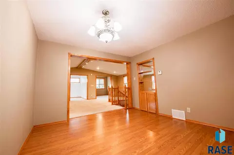 1016 S Rowley St, Mitchell, SD 57301 photo 9