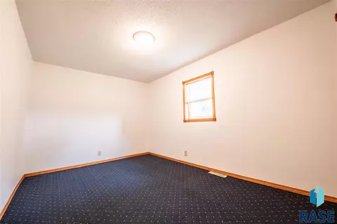 1016 S Rowley St, Mitchell, SD 57301 photo 20