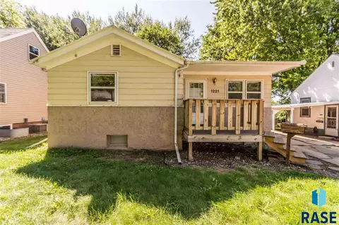 1221 N Spring Ave, Sioux Falls, SD 57104 photo 1