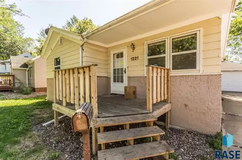1221 N Spring Ave, Sioux Falls, SD 57104 photo 2