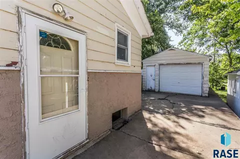 1221 N Spring Ave, Sioux Falls, SD 57104 photo 3