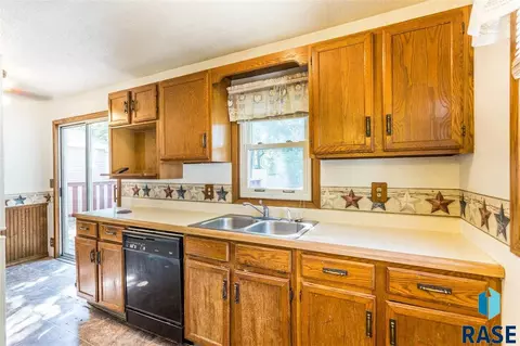 1221 N Spring Ave, Sioux Falls, SD 57104 photo 7