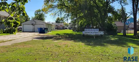 418 E Main St, Pipestone, MN 56164 photo 2