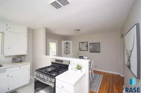 2407 S Phillips Ave, Sioux Falls, SD 57105 photo 6