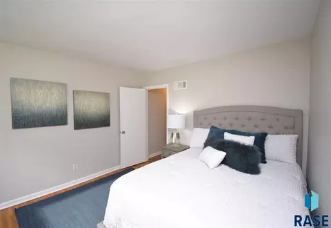 2407 S Phillips Ave, Sioux Falls, SD 57105 photo 17