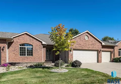 206 E Pinehurst Cir, Sioux Falls, SD 57108 photo 1