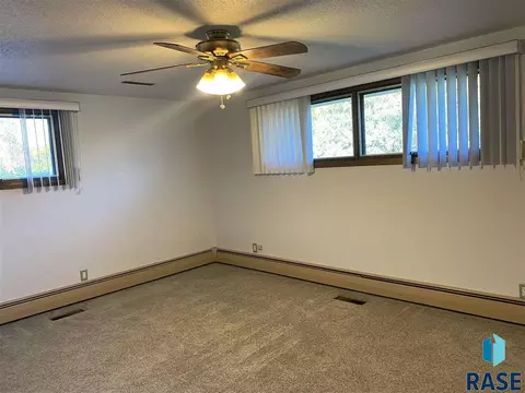 820 S Relanto St, Freeman, SD 57029 photo 16