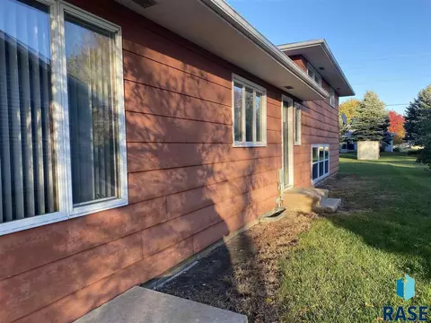 820 S Relanto St, Freeman, SD 57029 photo 2