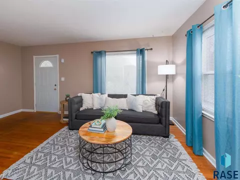2812 S Summit Ave, Sioux Falls, SD 57105 photo 3