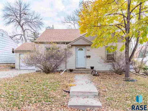 2812 S Summit Ave, Sioux Falls, SD 57105 photo 1