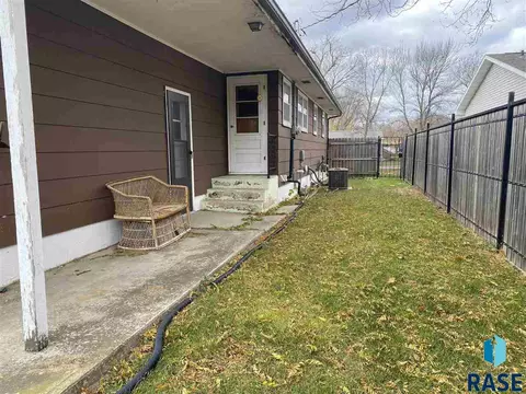 700 E 4th St, Freeman, SD 57029 photo 3