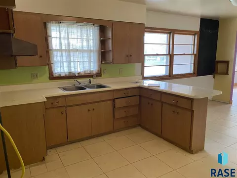 700 E 4th St, Freeman, SD 57029 photo 5