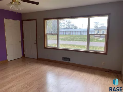 700 E 4th St, Freeman, SD 57029 photo 9