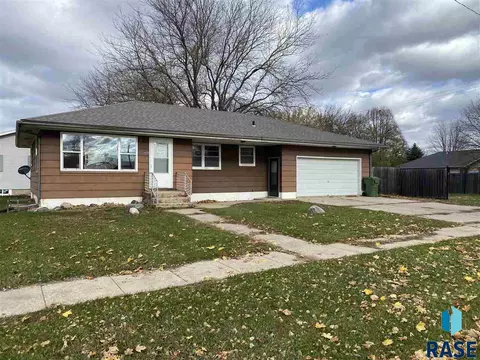 700 E 4th St, Freeman, SD 57029 photo 1