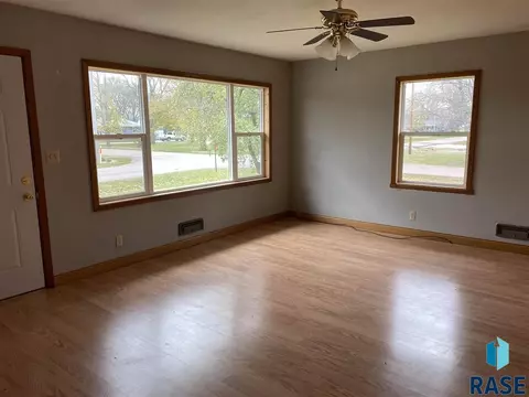 700 E 4th St, Freeman, SD 57029 photo 7