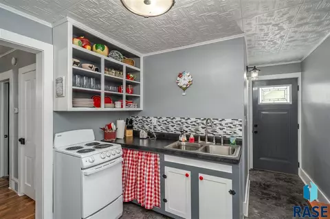 202 E 3rd St, Dell Rapids, SD 57022 photo 5
