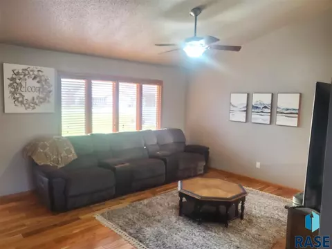 810 S Parkview Cir, Brandon, SD 57005 photo 4