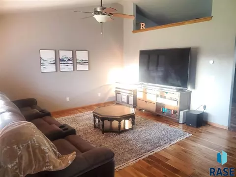 810 S Parkview Cir, Brandon, SD 57005 photo 3