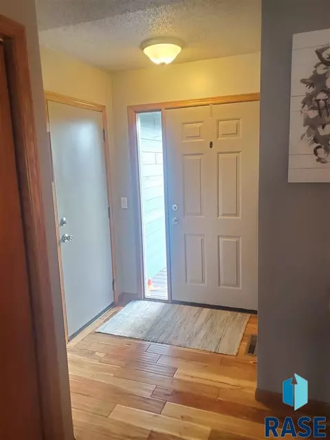 810 S Parkview Cir, Brandon, SD 57005 photo 2