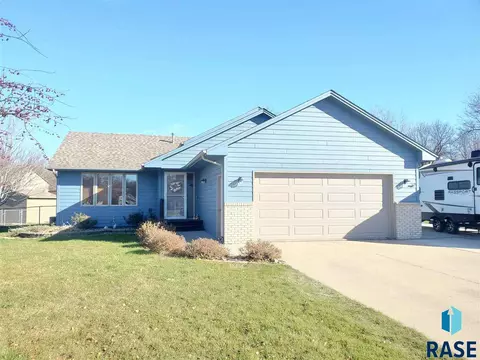 810 S Parkview Cir, Brandon, SD 57005 photo 1