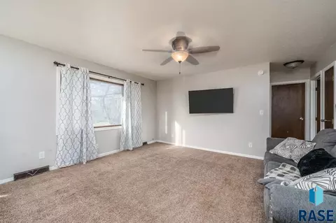 5204 S Drexel Dr, Sioux Falls, SD 57106 photo 3