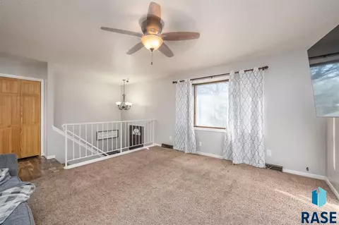 5204 S Drexel Dr, Sioux Falls, SD 57106 photo 2