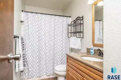 5204 S Drexel Dr, Sioux Falls, SD 57106 photo 9