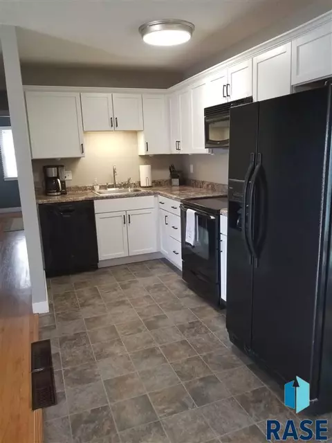 1409 S Comet Rd, Sioux Falls, SD 57103 photo 4