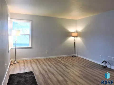 1205 S Gary Dr, Sioux Falls, SD 57103 photo 2