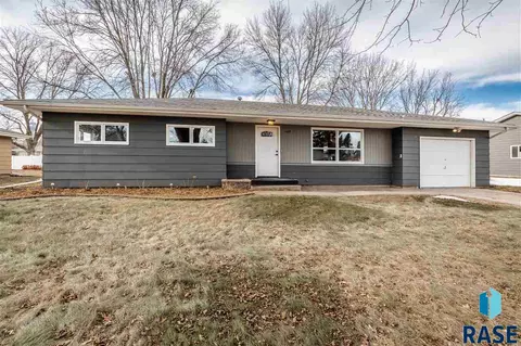 1109 Northview Dr, Dell Rapids, SD 57022 photo 1