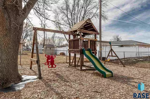 1109 Northview Dr, Dell Rapids, SD 57022 photo 3