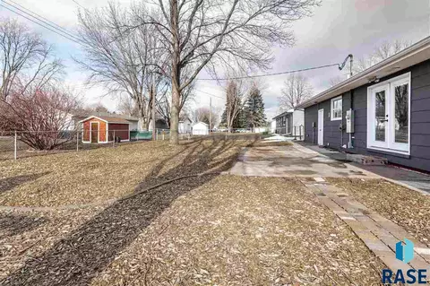 1109 Northview Dr, Dell Rapids, SD 57022 photo 2