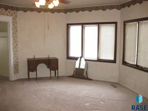 302 E 6th St, Dell Rapids, SD 57022 photo 4